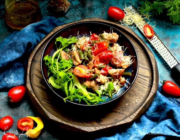 Добавьте немного воды, цедру лимона, щепотку прованских трав и бальзамический уксус, накройте сковороду. Готовьте около 5 минут.