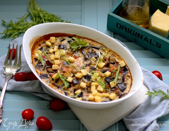 Взбить молоко с яйцами, немного посолить, поперчить и добавить мускатный орех. Достать баклажаны из духовки, залить их яичной смесью и снова запечь при 200°C до загустения заливки и румяной корочки.