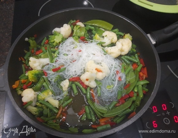 Смешиваем в сковороде фунчозу и овощи.