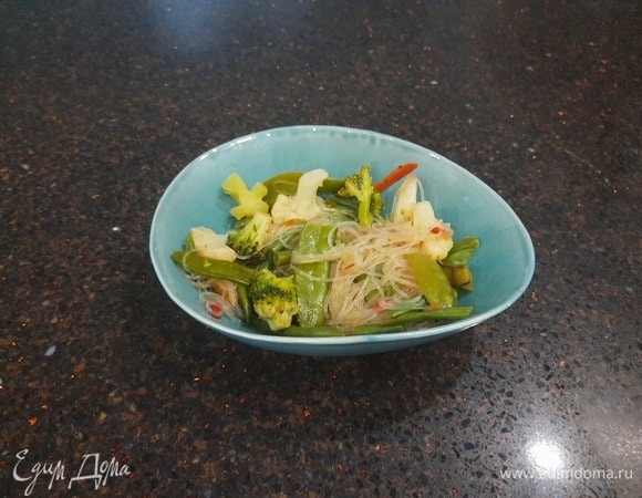 Фунчоза с овощами полностью готова. Приятного аппетита.