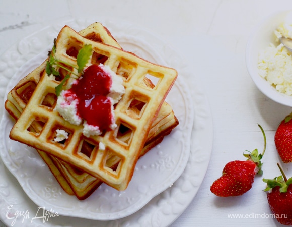 Все ингредиенты перемешиваем (я взбиваю миксером) и выпекаем в электрической вафельнице до золотистого цвета.