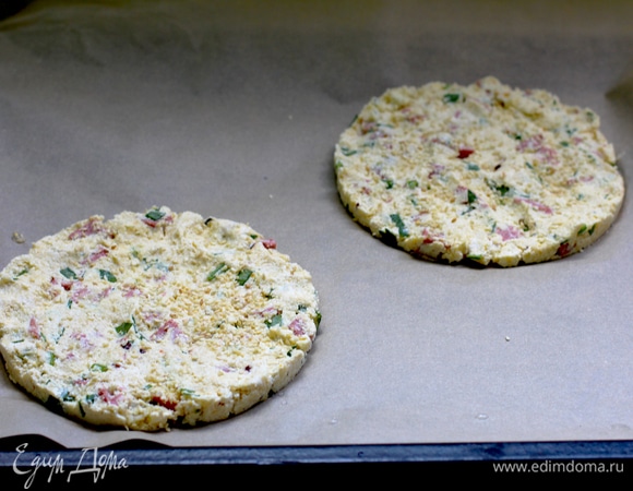 Сыр натереть, все ингредиенты смешать, я мешаю в миксере при помощи насадки «весло». Творог, если он зернистый, протереть через сито. Творог нужен сухой.