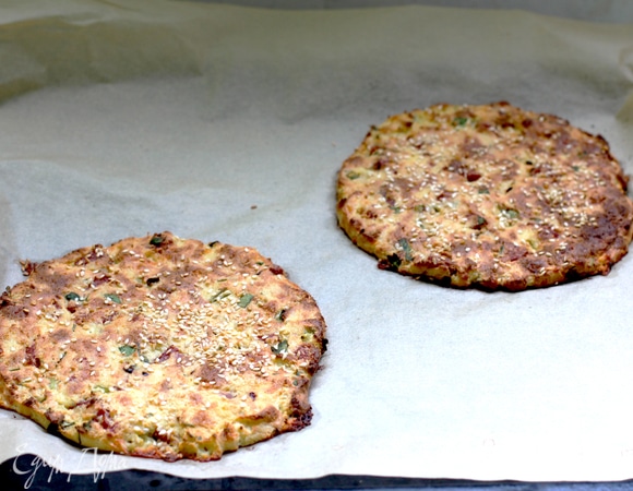 Выложить на пергамент две лепешки диаметром примерно 15–16 см.