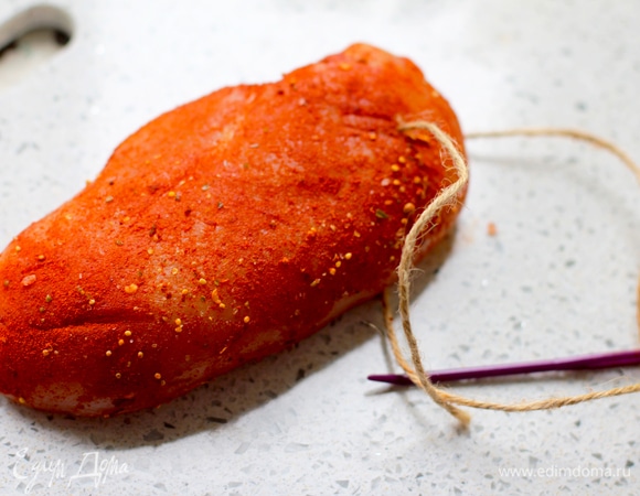 Подготовить паприку в тарелку. И обвалять каждый кусочек в паприке. У меня смесь копченой и острой паприки.