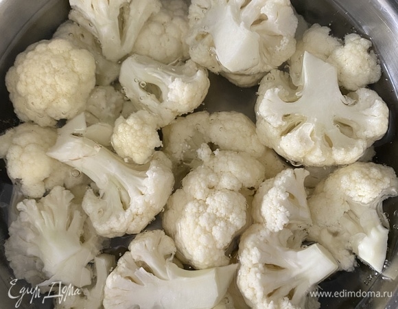 Капусту разобрать на соцветия, удалив все плотные стебли. Вскипятить в сотейнике воду, посолить. Сложить соцветия в кипяток и проварить после закипания ровно 5 минут.