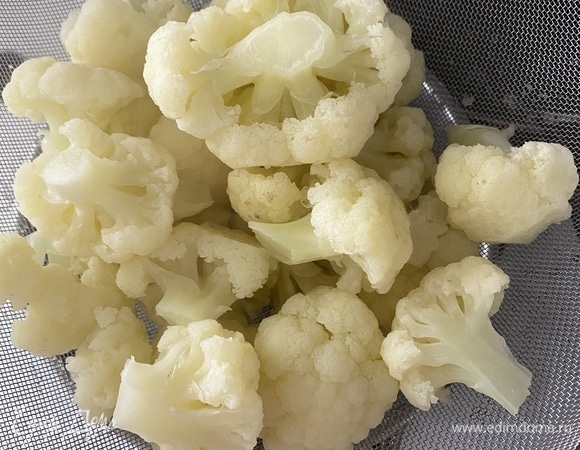 Откинуть на друшлаг, остудить. Разобрать на еще более мелкие соцветия. Удалить абсолютно все стебли.