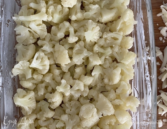 Форму для запекания смазать сливочным маслом, выложить капусту.