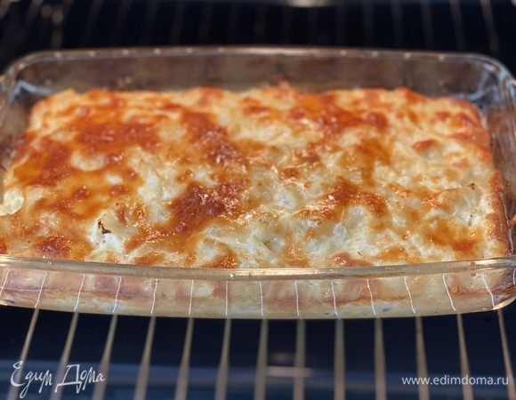 Запекать при 190–200°C до румяной корочки, около 35 минут. Подавать в теплом виде, нарезав порционно.