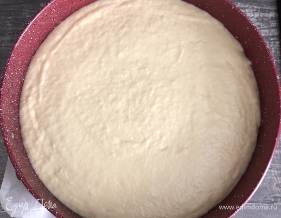 Форму смазать маслом и посыпать манкой, выложить тесто и выпекать 40–45 минут в разогретой до 180°C духовке без конвекции.