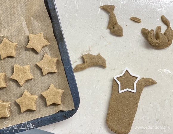 Раскатать тесто толщиной 1 см и при помощи формочек вырезать пряники. Выложить на противень, застеленный пергаментом. Выпекать 15–20 минут при 180°C.
