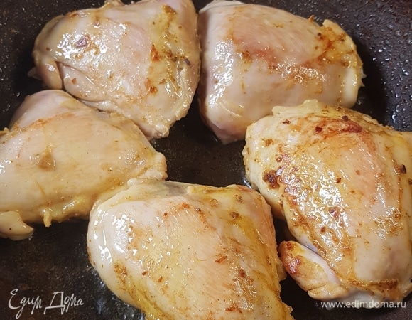 Куриные бедра очистить от кожи. Посолить по вкусу, приправить любимыми специями. На сильном огне обжарить с обеих сторон до румяной корочки. Выложить бедра на тарелку.