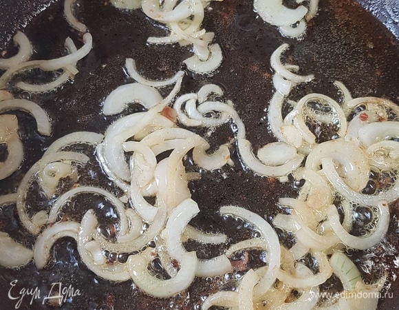 Лук нарезать полукольцами и обжарить до слегка золотистого цвета.