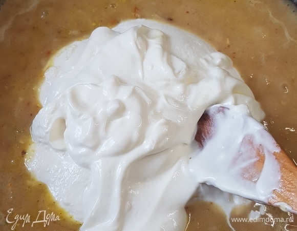 В сковороду влить воду, перемешать и посолить по вкусу. Добавить сметану.