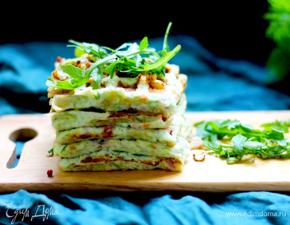 Разогрейте вафельницу. Смажьте топленым маслом, равномерно распределите тесто по вкладкам.