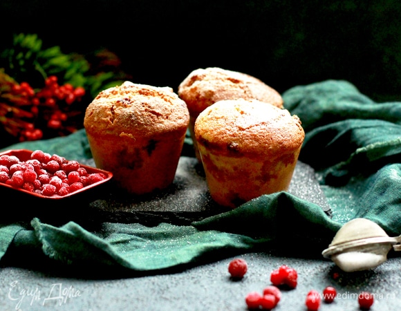 Всыпать миндальную муку, разрыхлитель, корицу, ваниль. Осторожно перемешивать массу лопаткой сверху вниз до объединения, всыпать замороженную бруснику, вмешать равномерно в тесто.