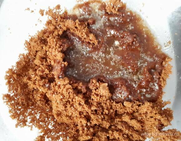 Измельчите печенье в мелкую крошку. Я брала спекулос. Смешайте с сахаром и растопленным маслом до однородности.
