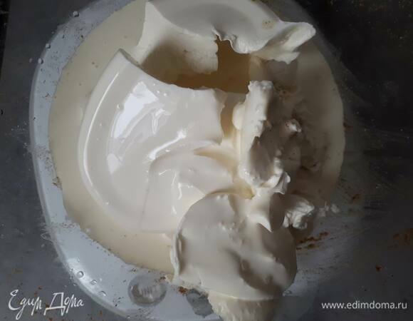 Для ванильного слоя смешайте сыр, топленое масло, ванильный экстракт, сахар, половину сливок и взбейте.