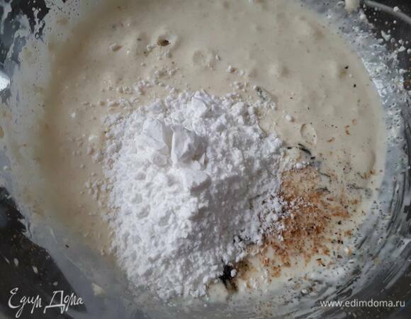 Добавьте содержимое стручка ванили, тертый боб тонка и крахмал. Продолжайте взбивать, добавляя постепенно оставшиеся сливки.