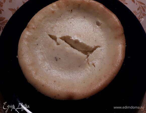 Выложите получившийся крем на тесто и поставьте в духовку, прогретую до 180°C, на 30–35 минут. Затем выньте из духовки и дайте немного остыть.