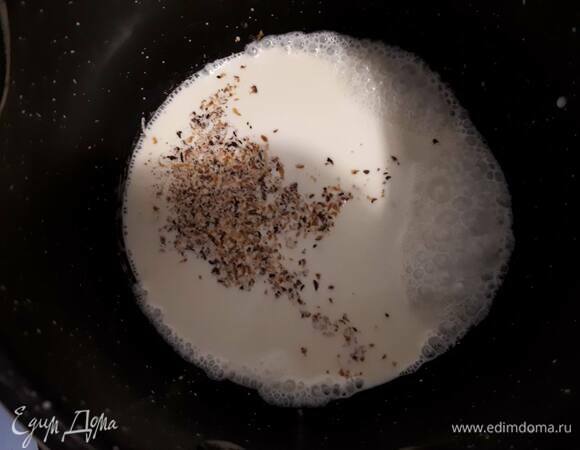 Для карамельного слоя прогрейте 35 г сливок с тертым бобом тонка.