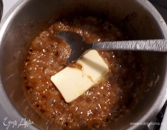 Растопите сахар. Когда он будет легкого золотистого цвета, влейте прогретые сливки, добавьте соль и масло. Снимите с огня и хорошо размешайте, пока масло не растает. Дайте немного остыть.
