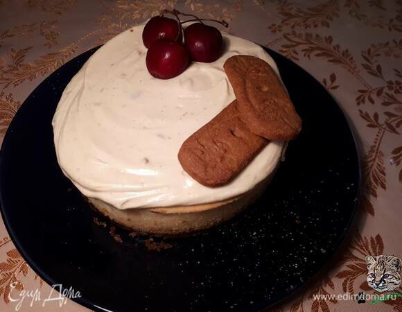 Выложите карамельный крем на чизкейк, украсьте по вашему желанию.