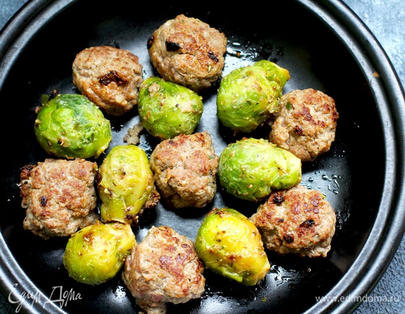 На вытопившемся из фрикаделек жире (он будет обязательно, так как в составе есть жирные сливки) обжарить брюссельскую капусту в течение 3–5 минут, посолив в процессе обжаривания. Если вы любите поострее, по капусту можно посыпать хлопьями чили. Выложить капусту к фрикаделькам. 