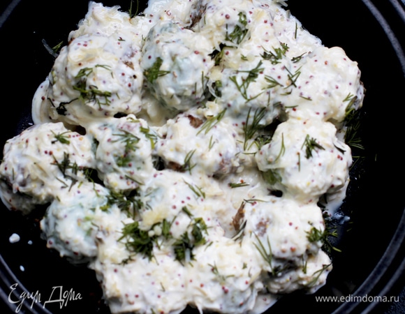 Смешать все ингредиенты для заливки: тертый сыр, кефир, приправы, соль, горчицу. Выложить получившуюся смесь равномерно поверх фрикаделек и капусты.