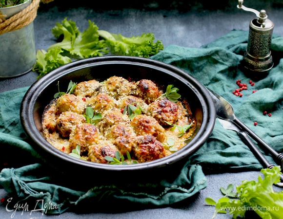 Верх посыпать кунжутом. Запекать в предварительно разогретой до 180°C духовке в течение 20–25 минут до румяной корочки.