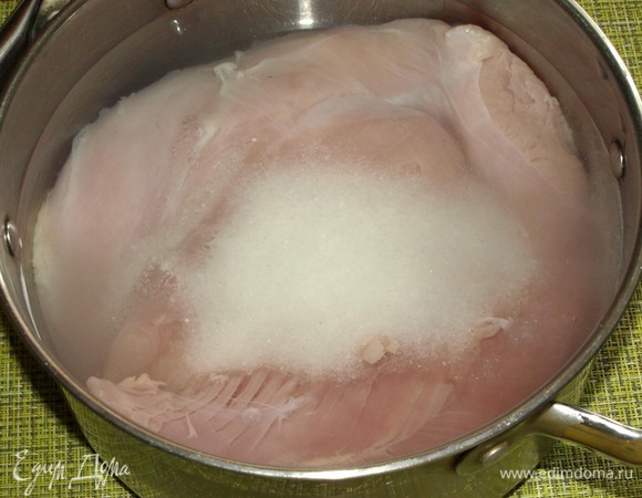 У меня 2 больших филе индейки. Филе промыть. Кладем в кастрюлю с водой и добавляем соль. Соль равномерно распределяем. Ставим кастрюлю в холодильник на 4–5 часов.