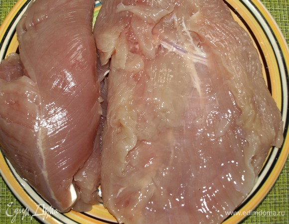 Через 4–5 часов достать филе индейки, отжать, тщательно просушить бумажными полотенцами.