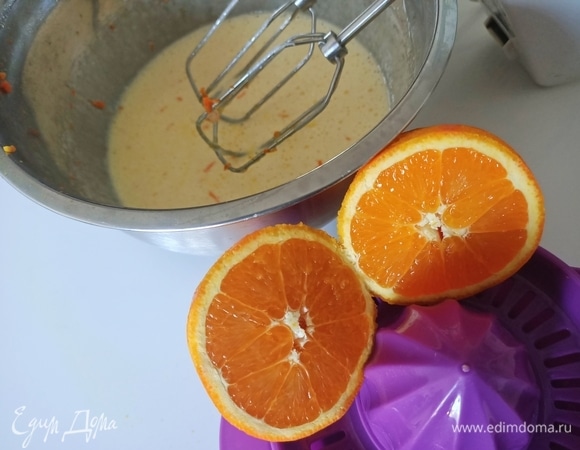 Миксером взбить яйца с сахаром. Когда яйца достаточно хорошо взбиты, добавить подсолнечное масло, цедру и сок одного апельсина (примерно 30–35 мл).