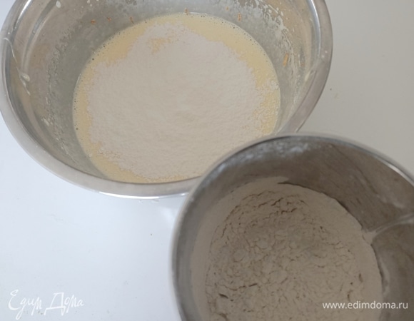 Затем ввести муку и разрыхлитель. Перемешать.