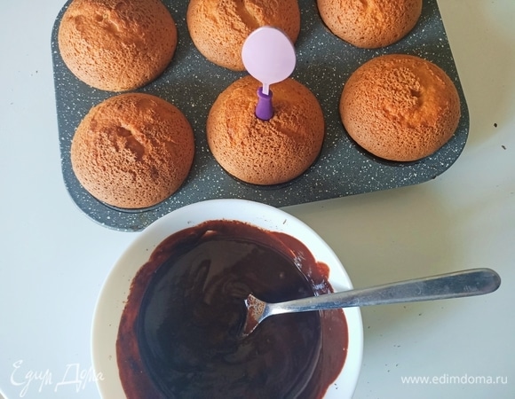 Готовой выпечке дать остыть. А тем временем вскипятить молоко, измельчить шоколад. Соединить молоко и шоколад, перемешать до полного растворения шоколада. Когда маффины полностью остынут, в центре сделать углубление и наполнить их шоколадом.