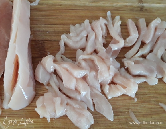 Куриное филе нарезать тонкими ломтиками.