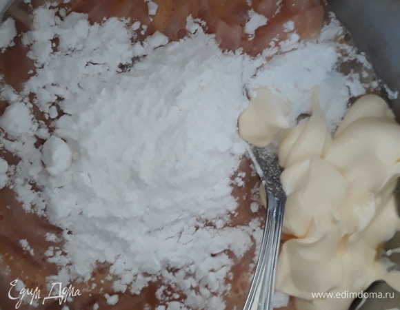 Добавляем крахмал и майонез. Солим, перчим по вкусу.
