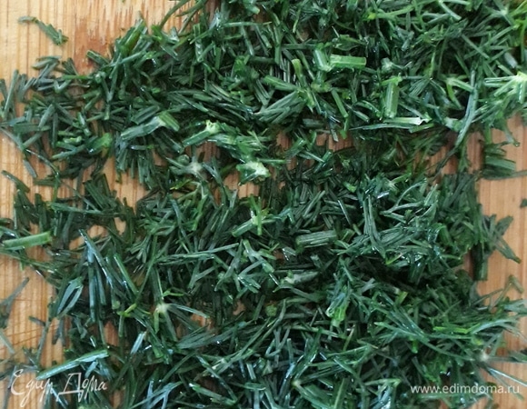 Мелко нарезаем свежий укроп.