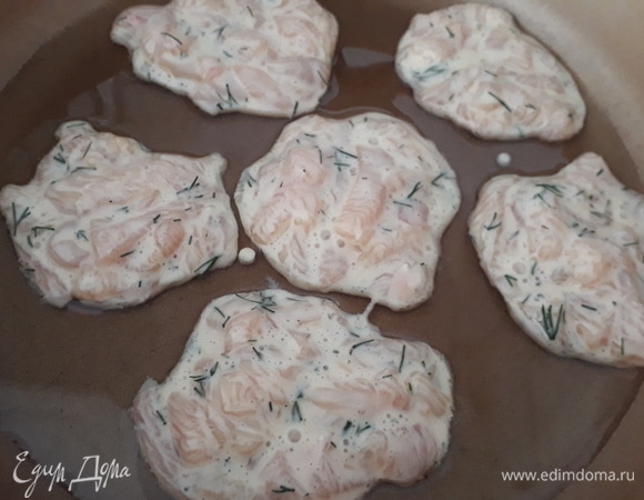 Разогреваем сковороду с растительным маслом. Выкладываем шницели, жарим до готовности с обеих сторон.