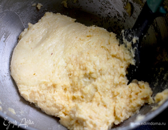 В миске для микроволновки смешать тертую моцареллу и сливочный сыр, растопить на полной мощности (я это делала 2 раза по 30 секунд), перемешать до однородности. Параллельно взбить яйца с солью. Добавить расплавленный сыр, муку и смешать насадкой «весло» на высокой скорости. Получится влажная масса. Слегка покрыть руки маслом и разделить тесто на 8 равных частей (примерно по 70 г). ⠀