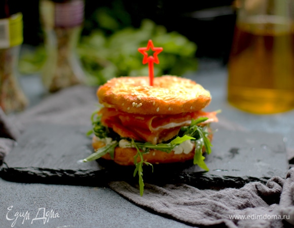 Выпекать бублики около 15 минут до золотисто-коричневого цвета. Разрезать их не получится, поэтому, если хотите подавать их в качестве сэндвича с начинкой, то берите по 2 штуки для верха и низа соответственно.