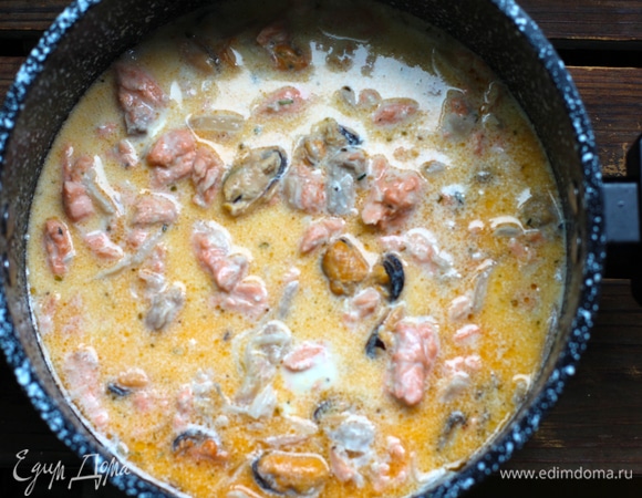 Вливаем жирные сливки и лимонный сок, увариваем в 2 раза. Если хотите получить густую массу, то вместе со сливками можно добавить разведенный крахмал (1 ч. л.) или разрешенный для низкоуглеводного питания загуститель — ксантановую камедь (1 ч. л.) — и прогреваем 2 минуты. Я использовала камедь.