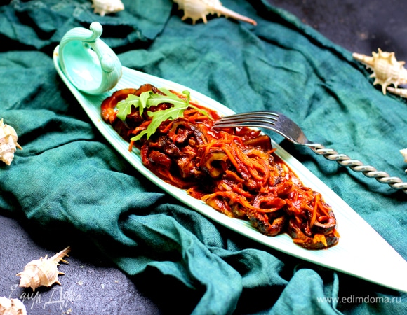 Вливаем соевый соус и томатную пасту, перемешиваем.