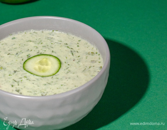 Огурец очистить, нарезать. Залить кефиром. Добавить мелко нарезанный укроп, горсть салатных листьев. Измельчить блендером. Добавить соль, перец, сухой чеснок.