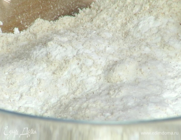 Муку, соду, разрыхлитель и соль всыпать глубокую миску и перемешать.