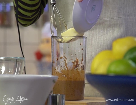 Яйцо, сахар и патоку поместить в чашу блендера и взбить венчиком, затем добавить йогурт, ванильный экстракт, предварительно размягченное сливочное масло и все еще раз взбить.