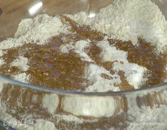 Взбитую смесь влить к муке и вымешать тесто.