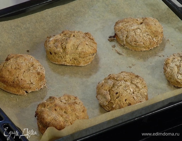 Выпекать сконы в разогретой духовке 10–12 минут.