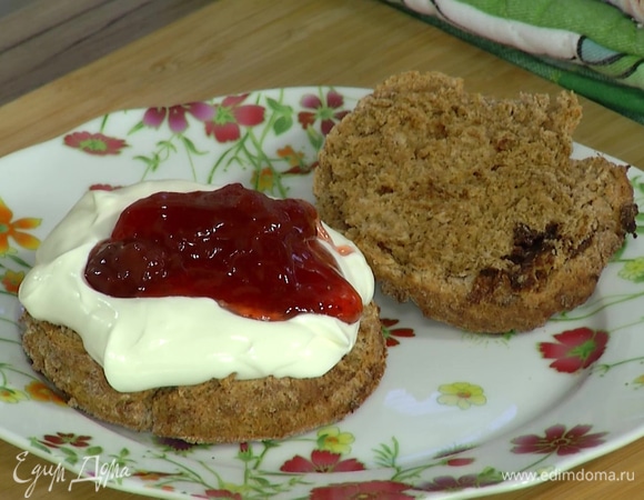 Готовые булочки разрезать пополам, на одну половинку выложить сметану и клубничный джем, прикрыть другой половинкой.