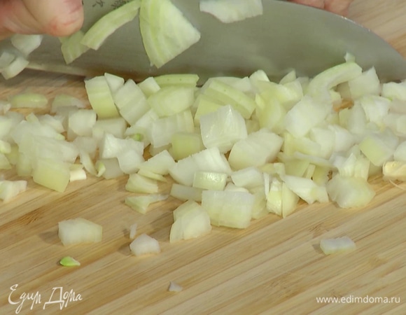 Лук почистить и нарезать кубиками.