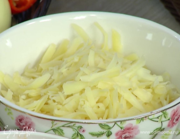 Чеддер натереть на мелкой терке.